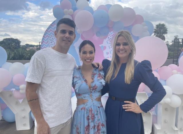 开云APP下载-奥斯卡暂定下周启程返回中国 爱妻即将临盆不随行